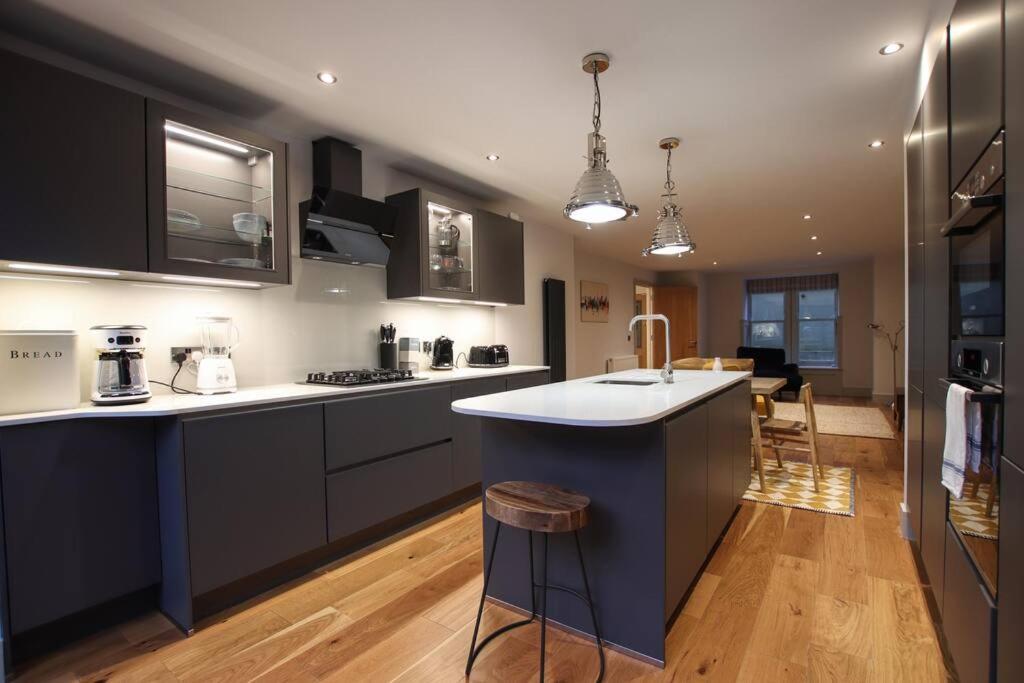 Stylish 2 Bed In The Heart Of Clifton Apartment *
