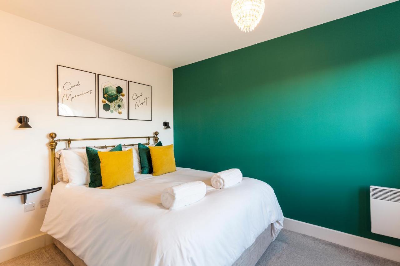 Centre - Free Parking - Stylish 2 Bedroom Apartment