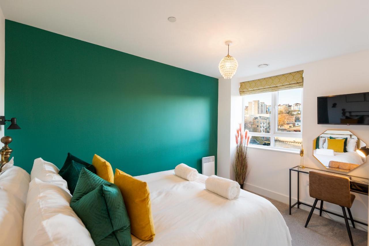 Centre - Free Parking - Stylish 2 Bedroom Apartment *