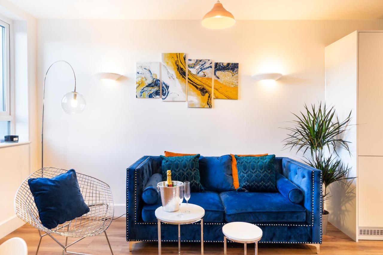Centre - Free Parking - Stylish 2 Bedroom *