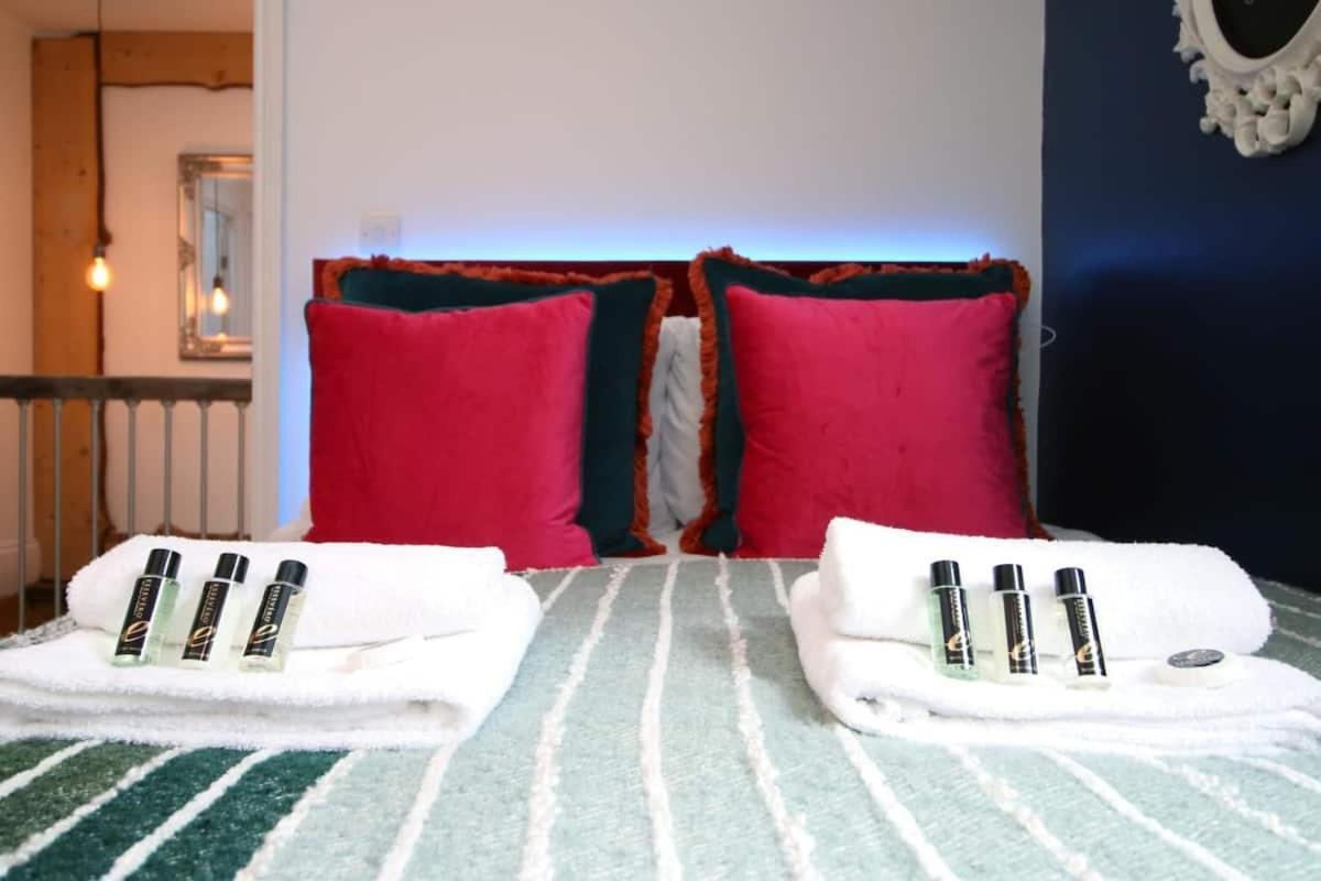 Exquisite Clifton Gem - Football Table Apartment