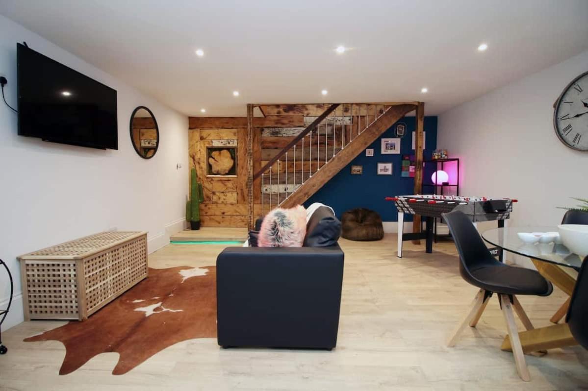 Apartment Exquisite Clifton Gem - Football Table *