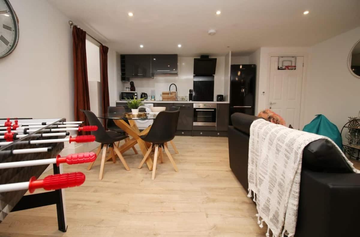 Exquisite Clifton Gem - Football Table Apartment