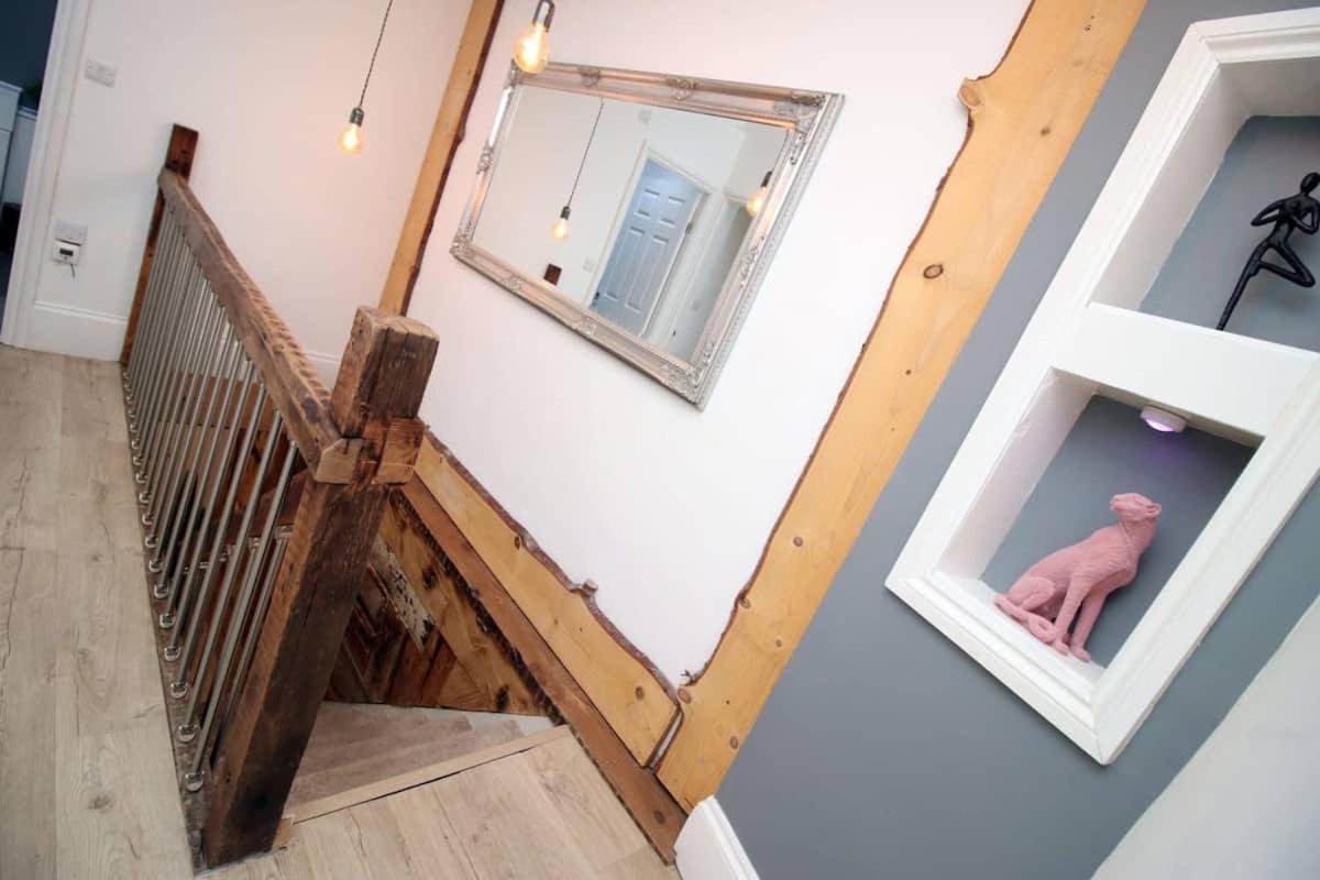Exquisite Clifton Gem - Football Table Apartment