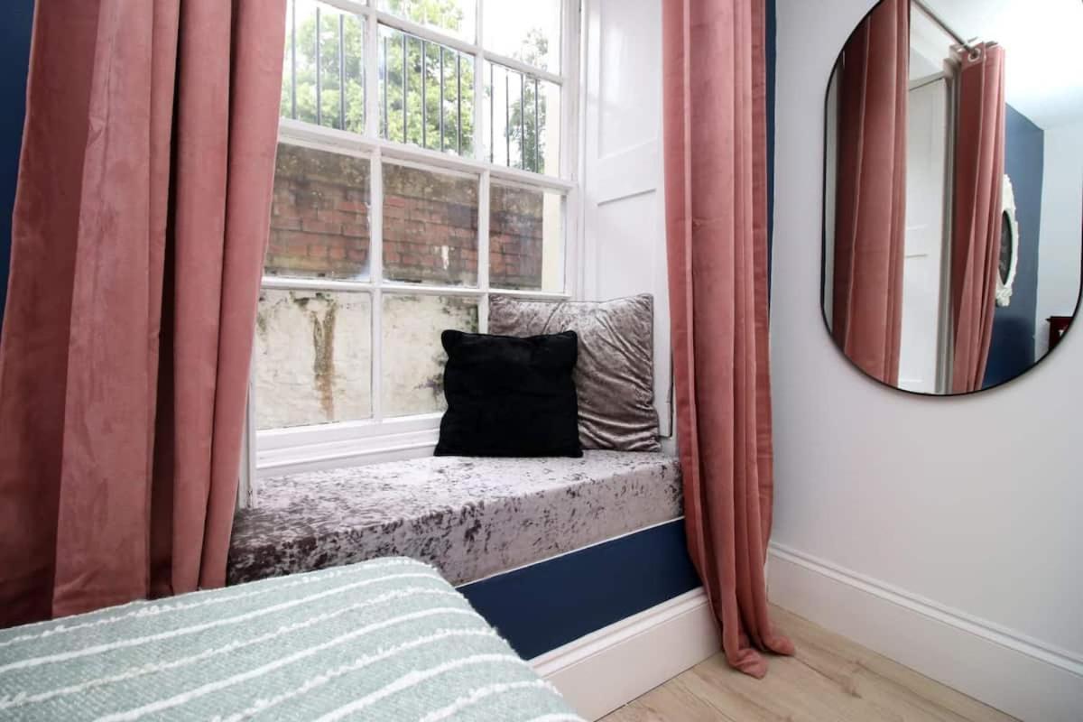 Exquisite Clifton Gem - Football Table Apartment Bristol