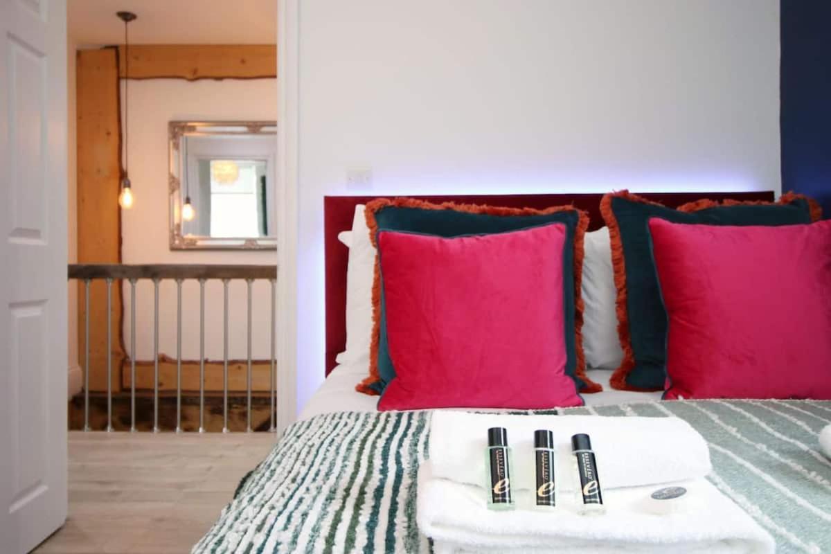 Exquisite Clifton Gem - Football Table Apartment