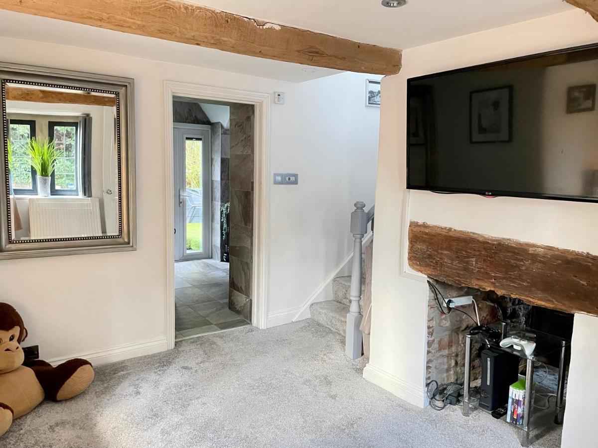 Luxury 2 Bed Cosy With Hot Tub And Childrens Play Area Hambrook Bristol