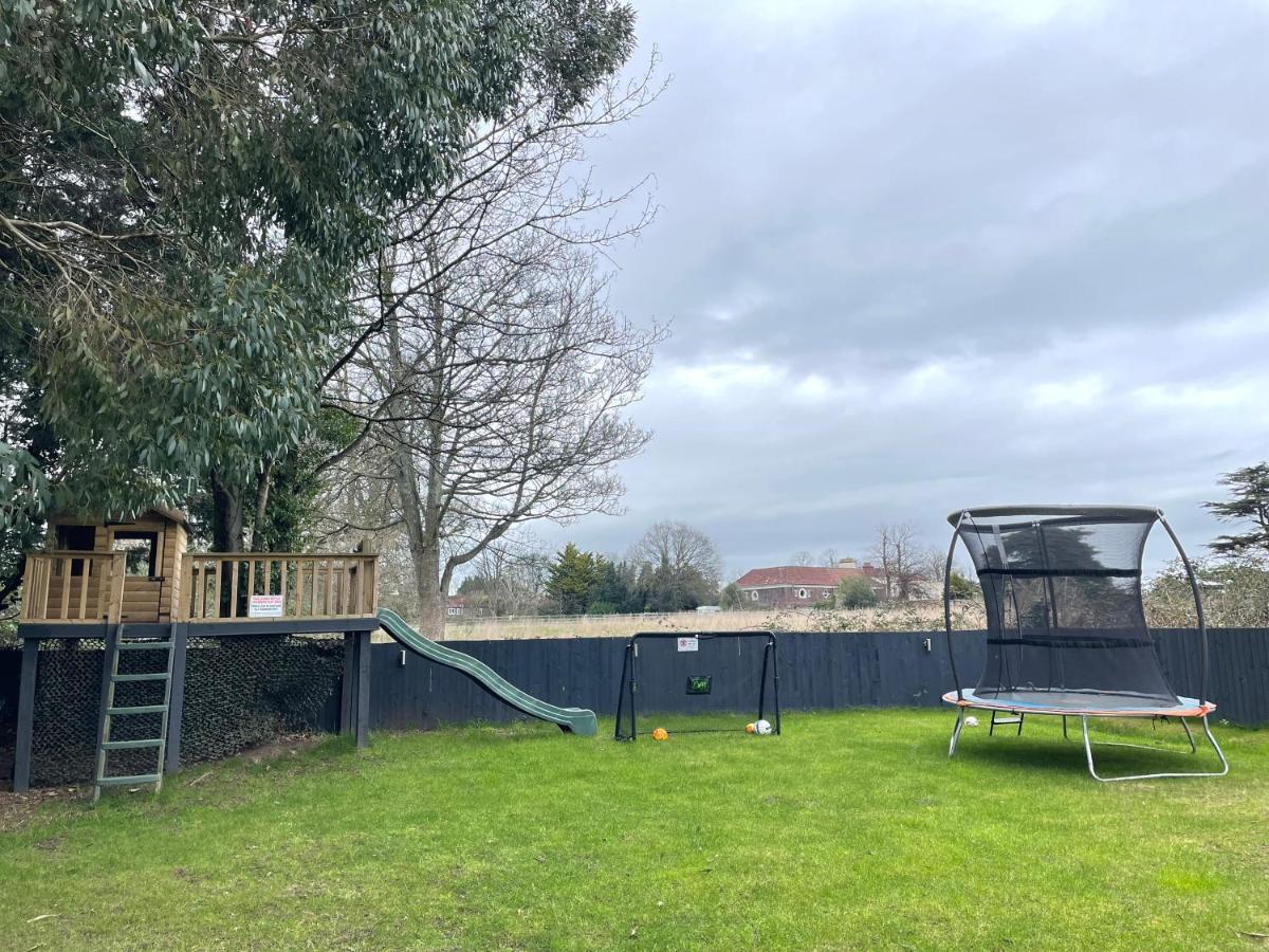 Luxury 2 Bed Cosy With Hot Tub And Childrens Play Area Hambrook Holiday home *