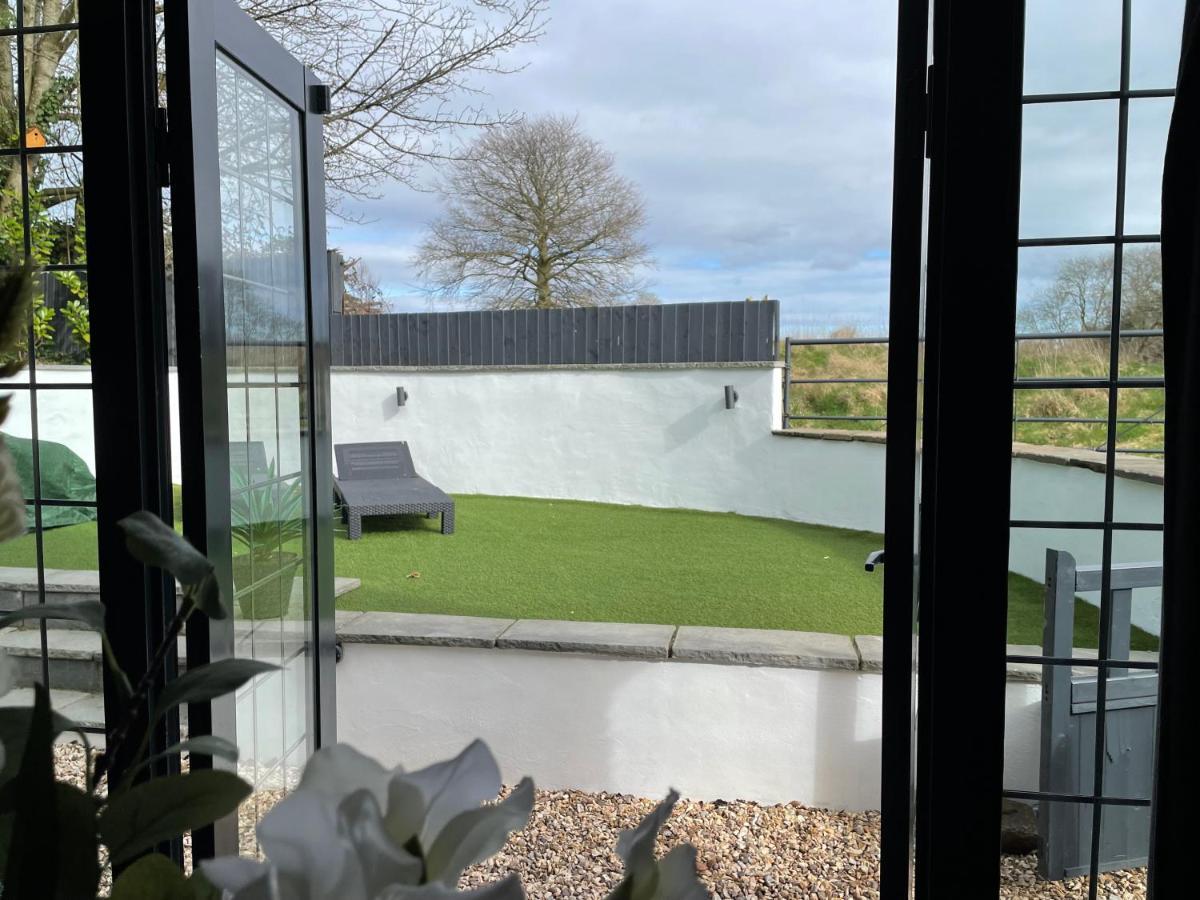 Luxury 2 Bed Cosy With Hot Tub And Childrens Play Area Hambrook Holiday home *