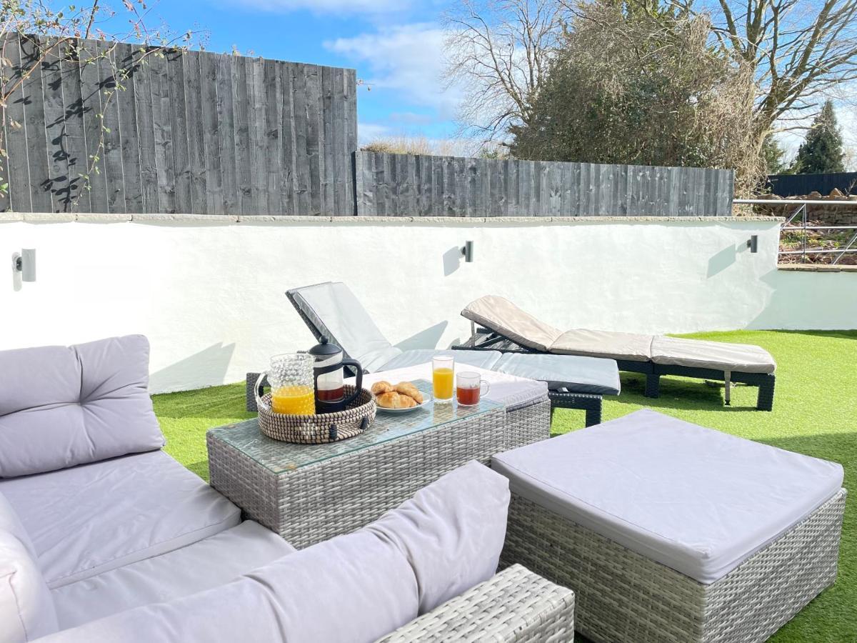Luxury 2 Bed Cosy With Hot Tub And Childrens Play Area Hambrook * Bristol