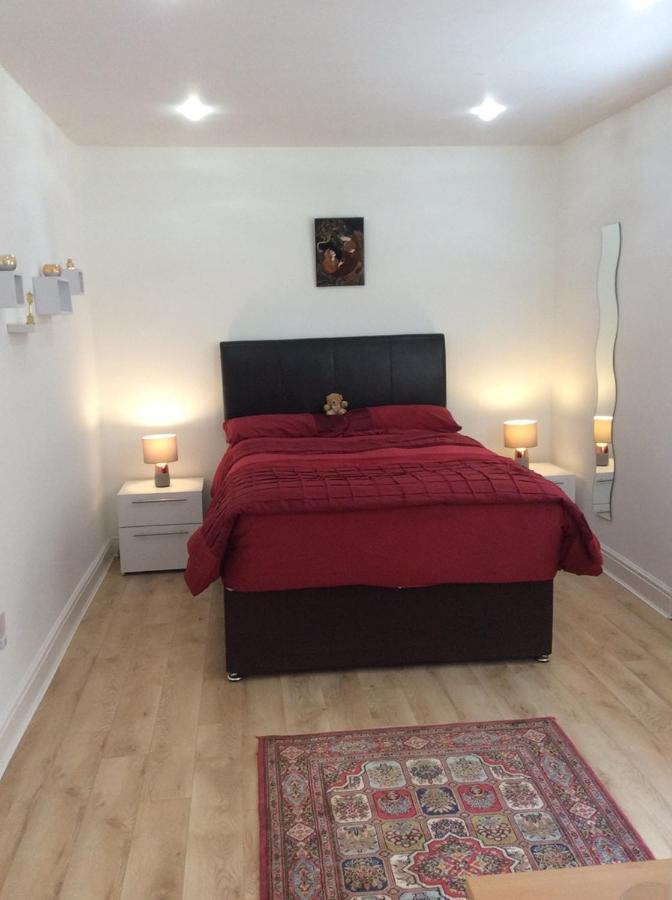 2 Double Bedroom Flat With Large Garden Apartment *