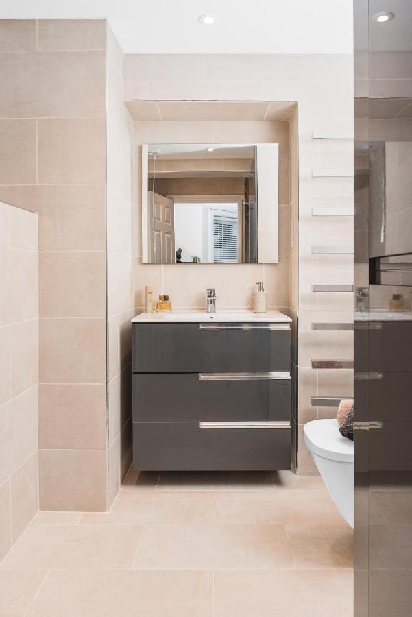 Stunning 2 Bedroom In Fantastic Location Apartment *