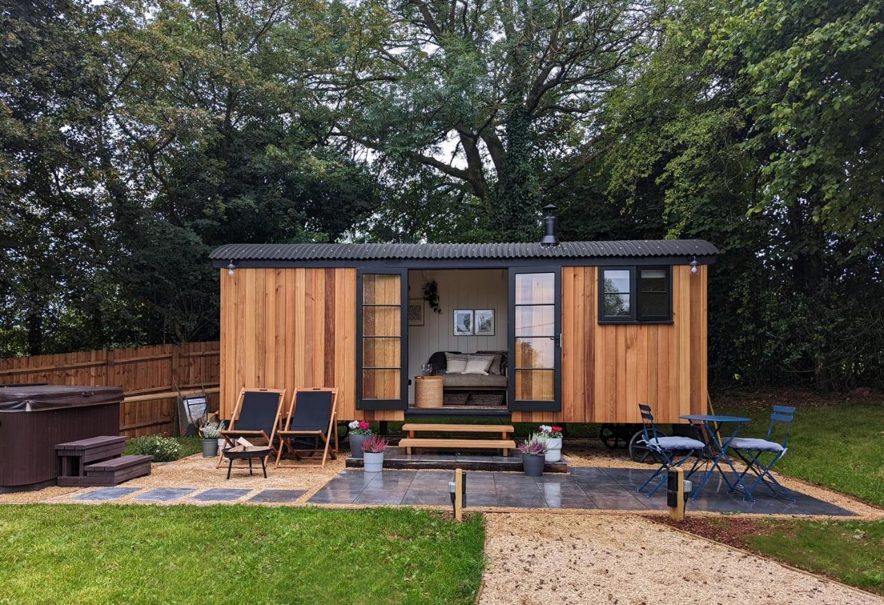 Luxury Shepherd's Hut In Private Orchard W/hot-tub Holiday home *