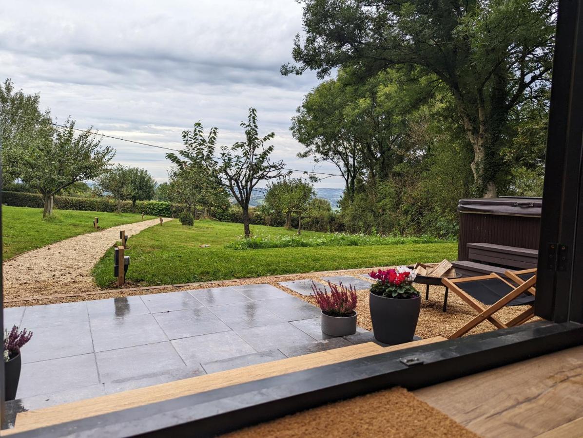 Luxury Shepherd's Hut In Private Orchard W/hot-tub