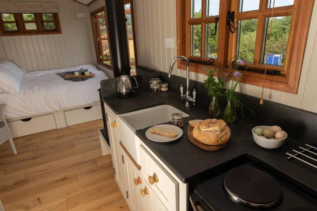 Luxury, Rural Shepherds Hut With Hot Tub Nr Bath