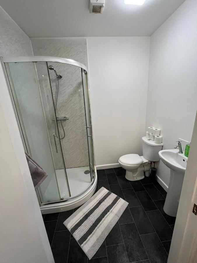 2 Bedroom Flat In Kingswood Apartment *