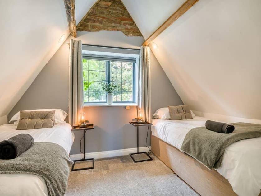 Luxury 2 Bed Cosy With Hot Tub And Childrens Play Area Hambrook Holiday home *