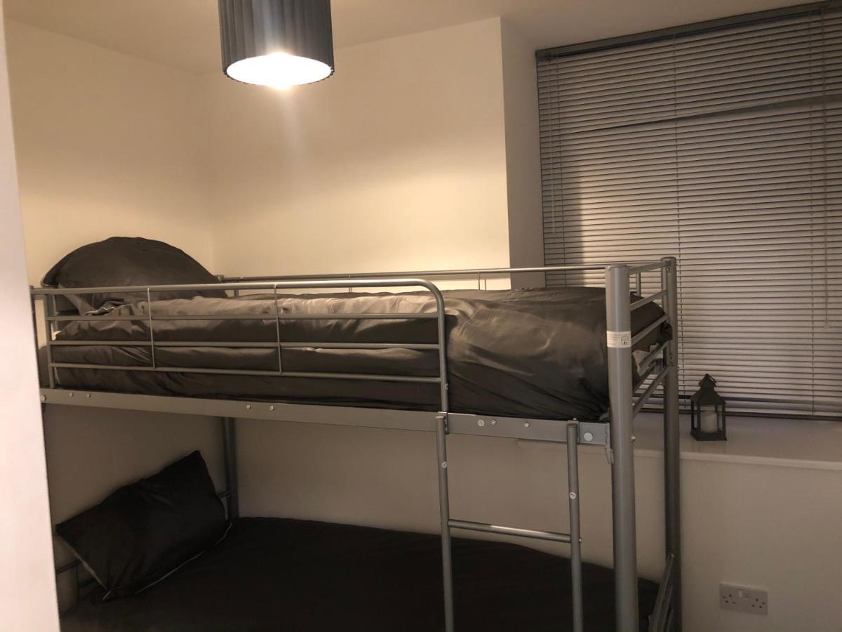 2 Bedroom Flat In Kingswood Apartment