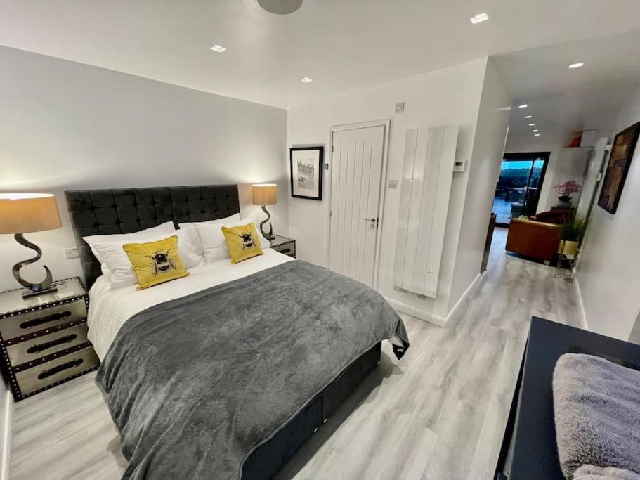 Luxury Close To Suspension Bridge, Hot Tub