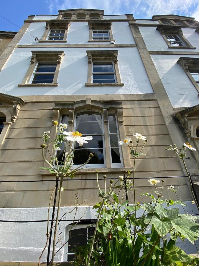 Clifton Georgian Townhouse, Downstairs Ensuite & Light Plant Based Breakfast Apartment *