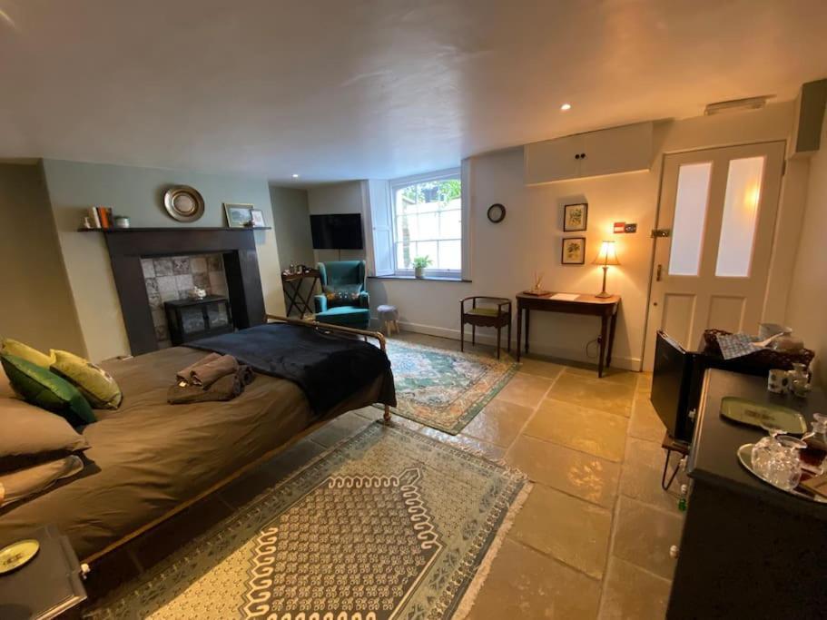Clifton Georgian Townhouse, Downstairs Ensuite & Light Plant Based Breakfast *