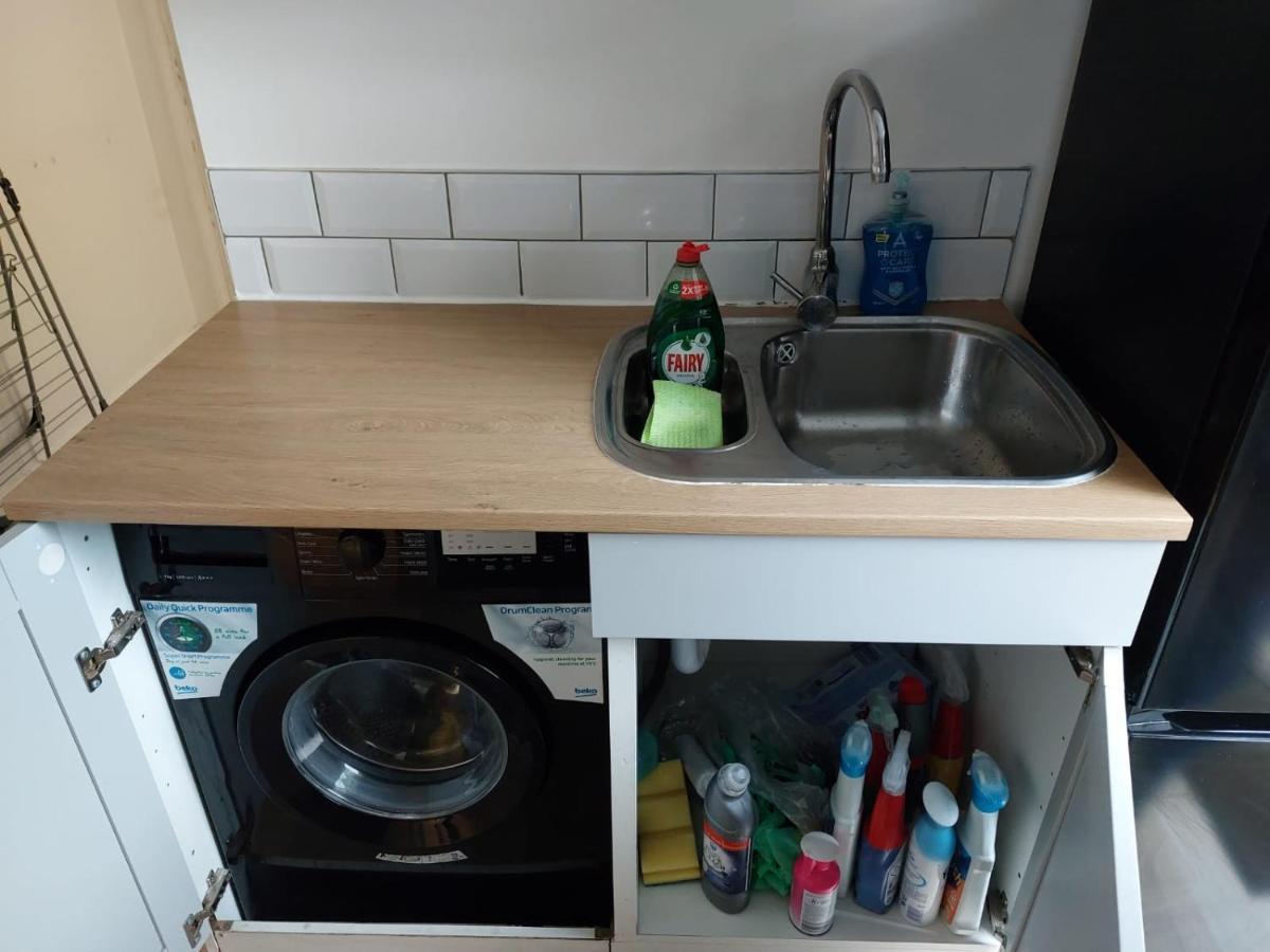 Beech House 20 Minute Walk To Airport Homestay *