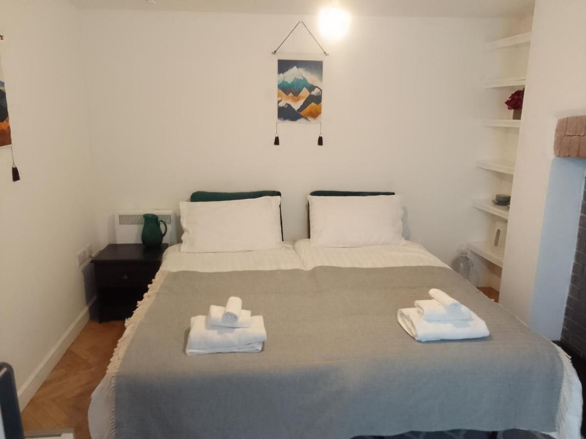 Beech House 20 Minute Walk To Airport Homestay *