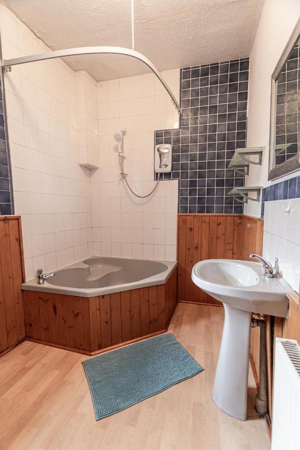October Disc - Long - Contractors Apartment