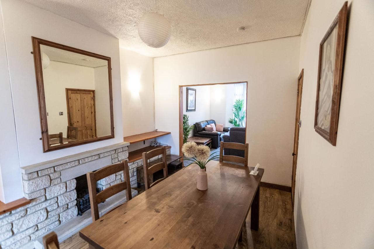 October Disc - Long - Contractors Apartment