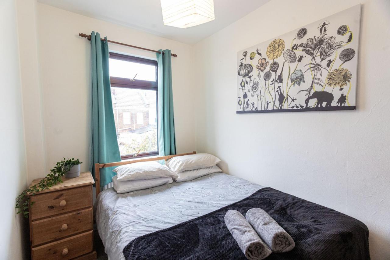 October Disc - Long - Contractors Apartment *