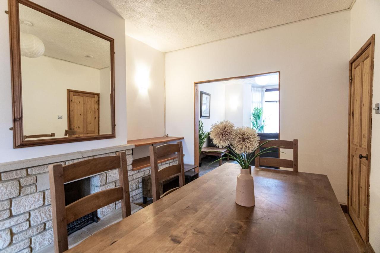 October Disc - Long - Contractors Apartment