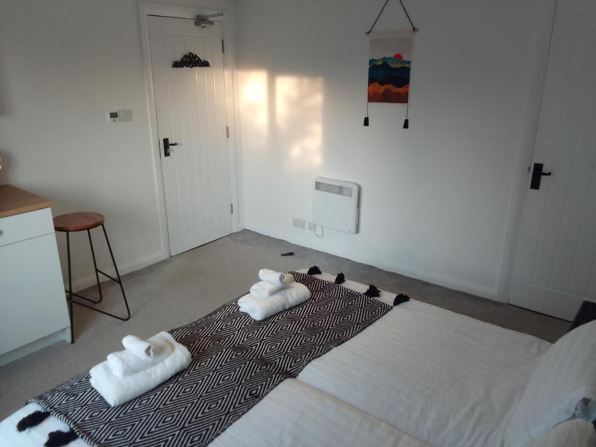 Beech House 20 Minute Walk To Airport
