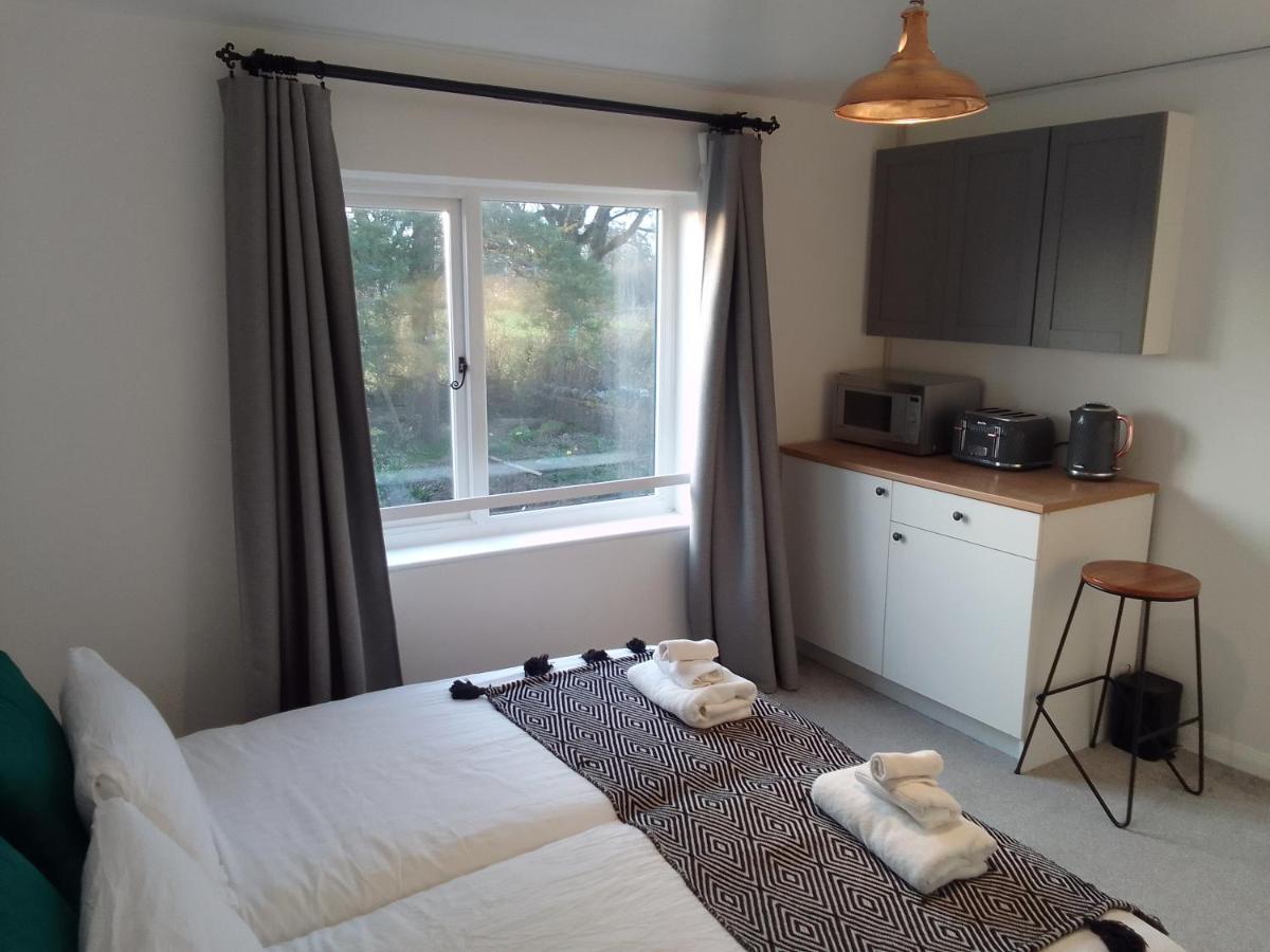 Beech House 20 Minute Walk To Airport Homestay