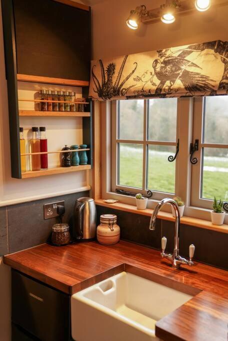 Chalet Shepherds Hut In Countryside Near Bath And
