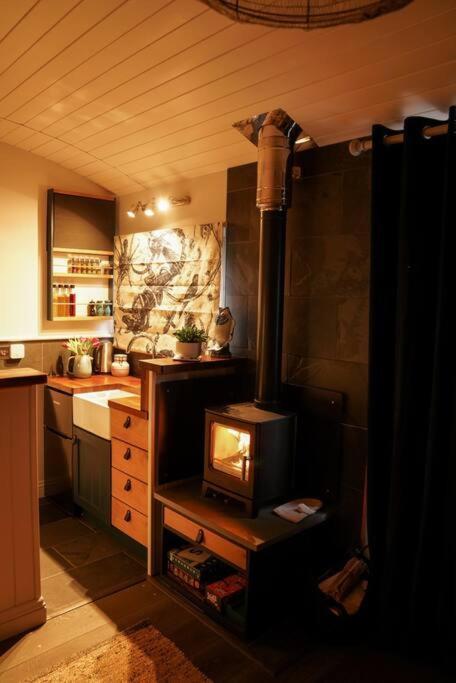 Shepherds Hut In Countryside Near Bath And Chalet