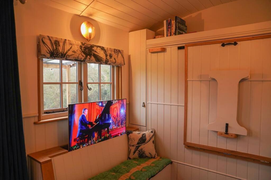 Shepherds Hut In Countryside Near Bath And Bristol