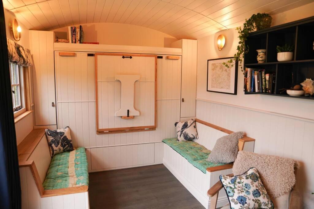 Shepherds Hut In Countryside Near Bath And