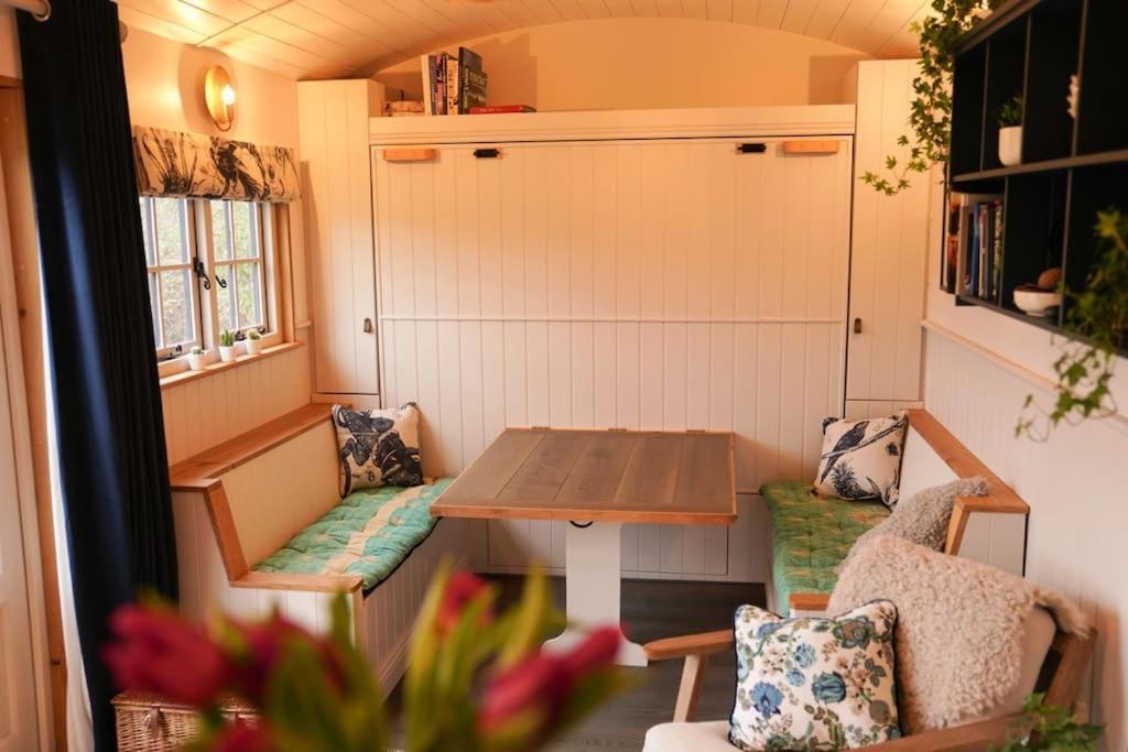 Shepherds Hut In Countryside Near Bath And * Bristol