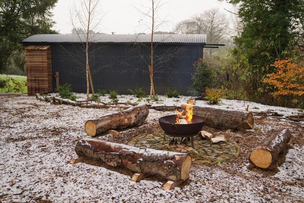 Chalet Shepherds Hut In Countryside Near Bath And