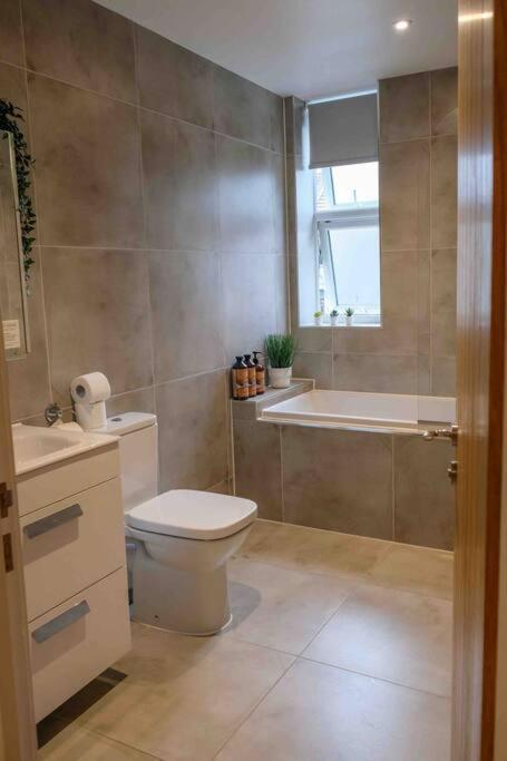 Garden Of Eden 1 Bedroom Flat In Fishponds *