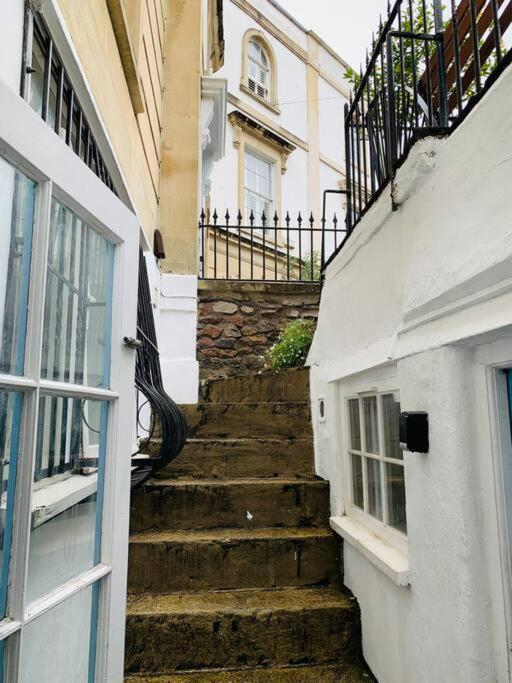 Near Harbourside & Centre *