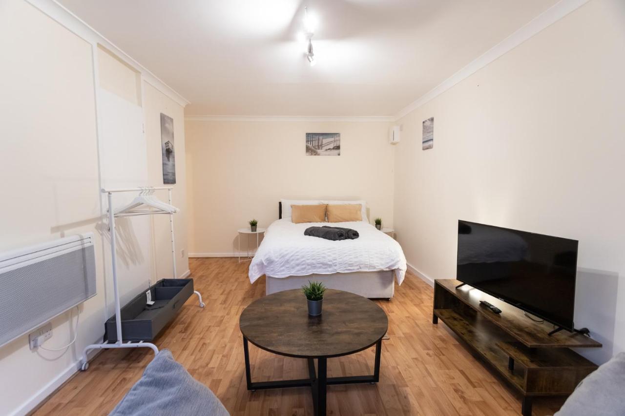 October Disc - Long - Contractors Apartment
