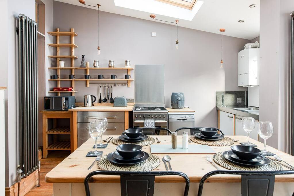 Aj's - Free Wifi - Free Parking - Garden - Sleeps Up To 7 - 4 Beds Holiday home *