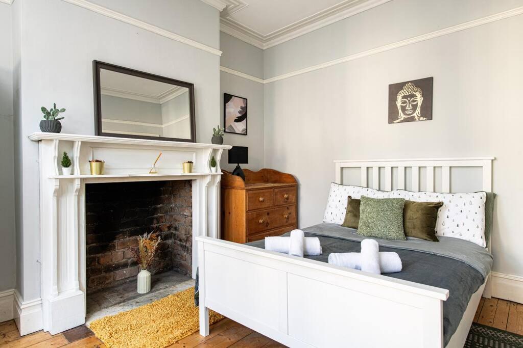 Aj's - Free Wifi - Free Parking - Garden - Sleeps Up To 7 - 4 Beds Holiday home Bristol