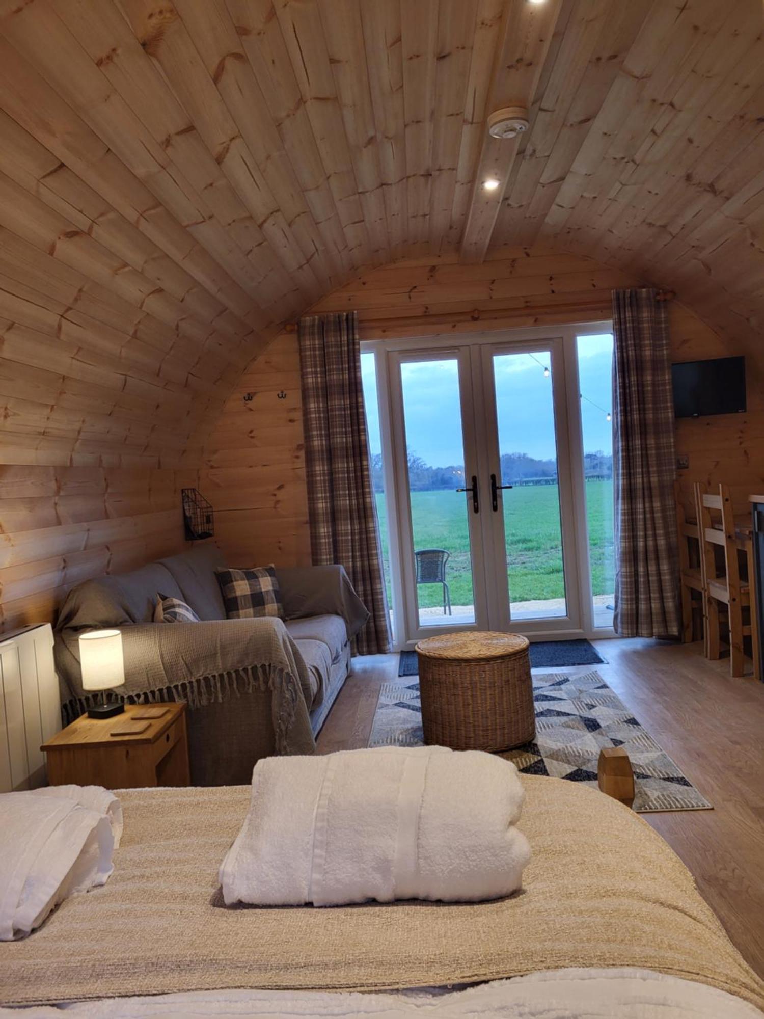 Lois' Pod With Hot Tub, Near Airport