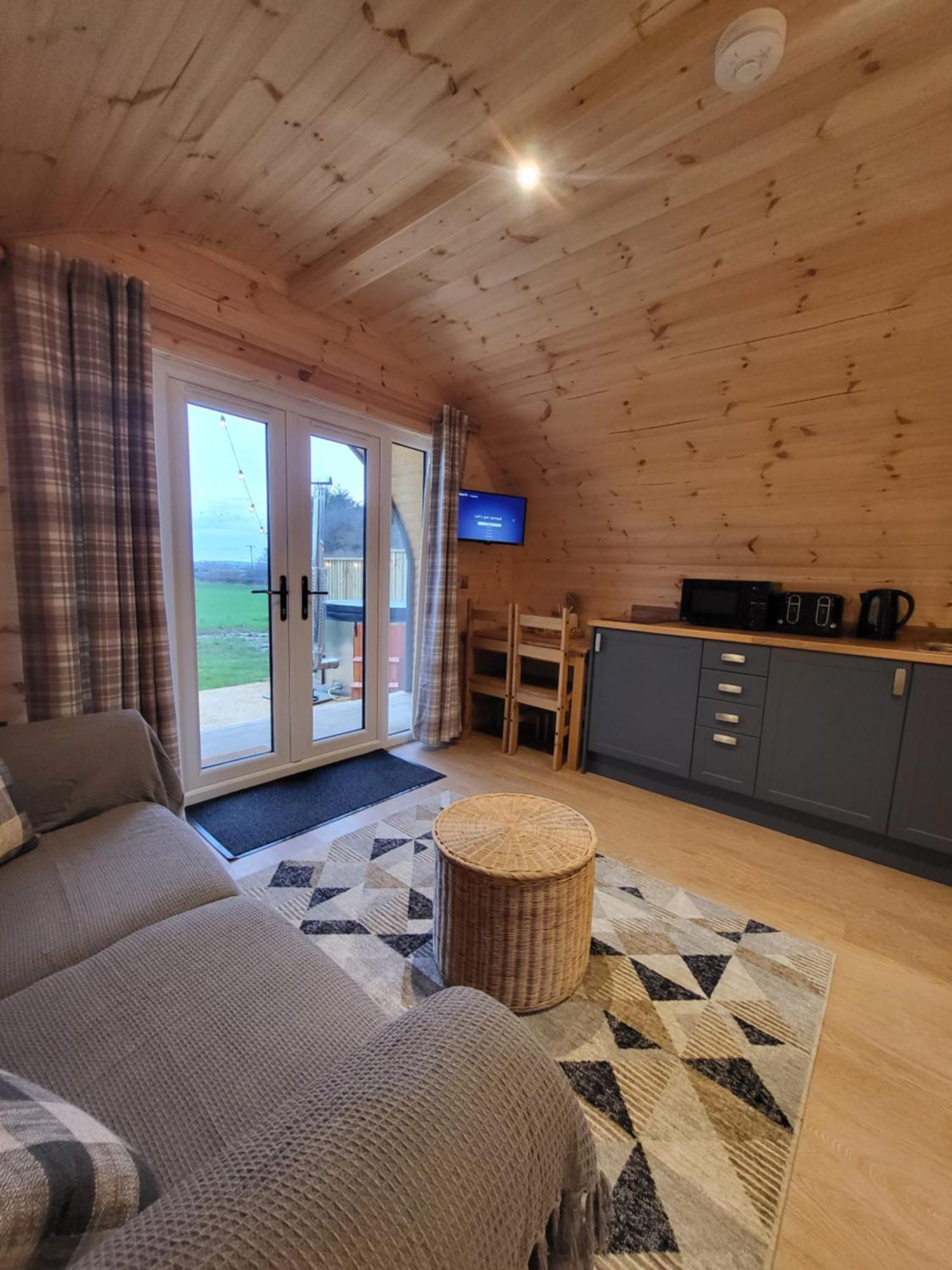 Lois' Pod With Hot Tub, Near Airport