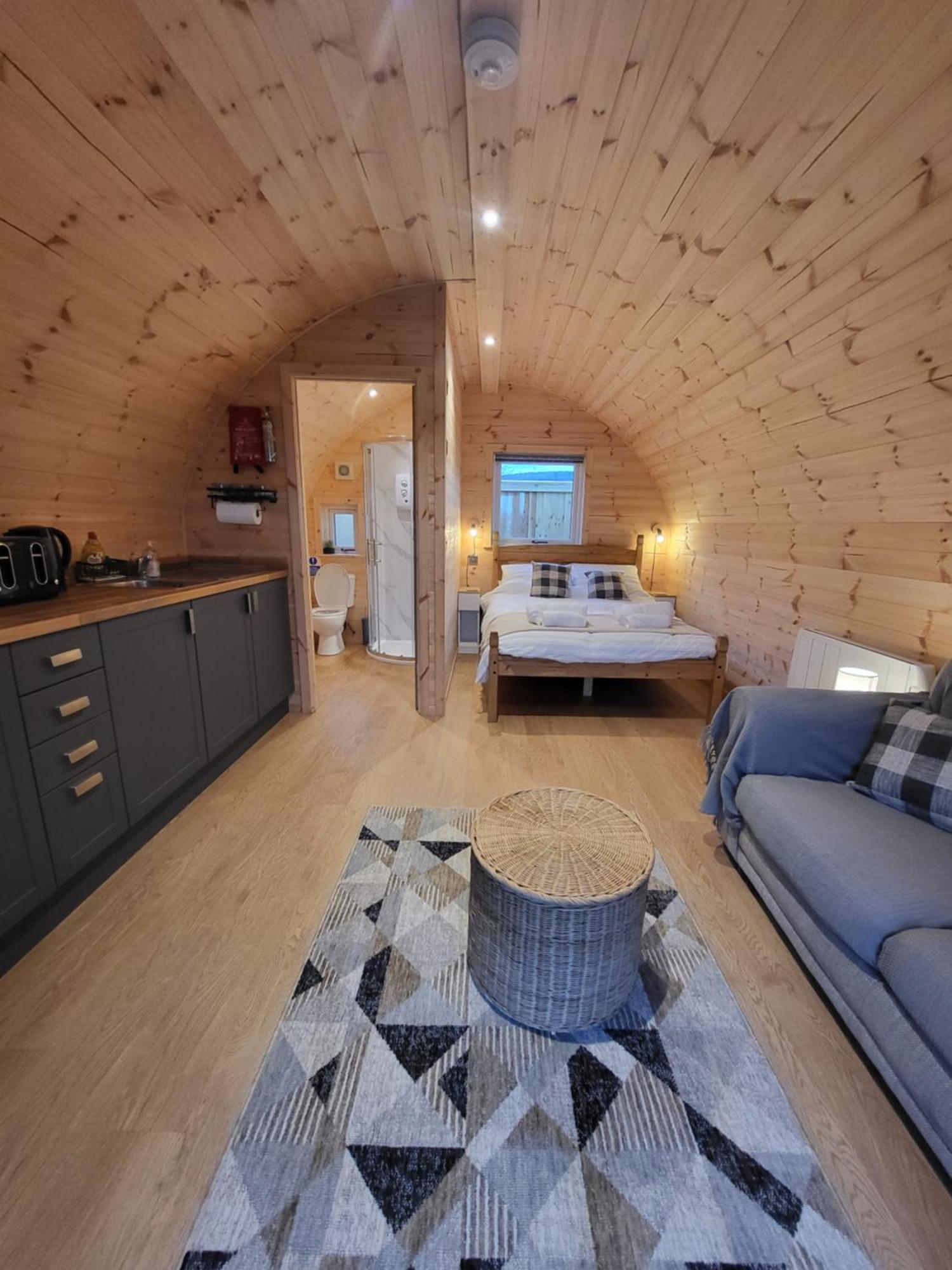 Lois' Pod With Hot Tub, Near Airport *
