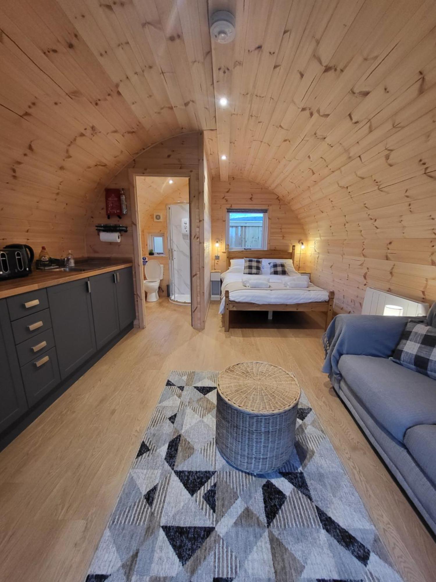 Lois' Pod With Hot Tub, Near Airport Campsite Bristol