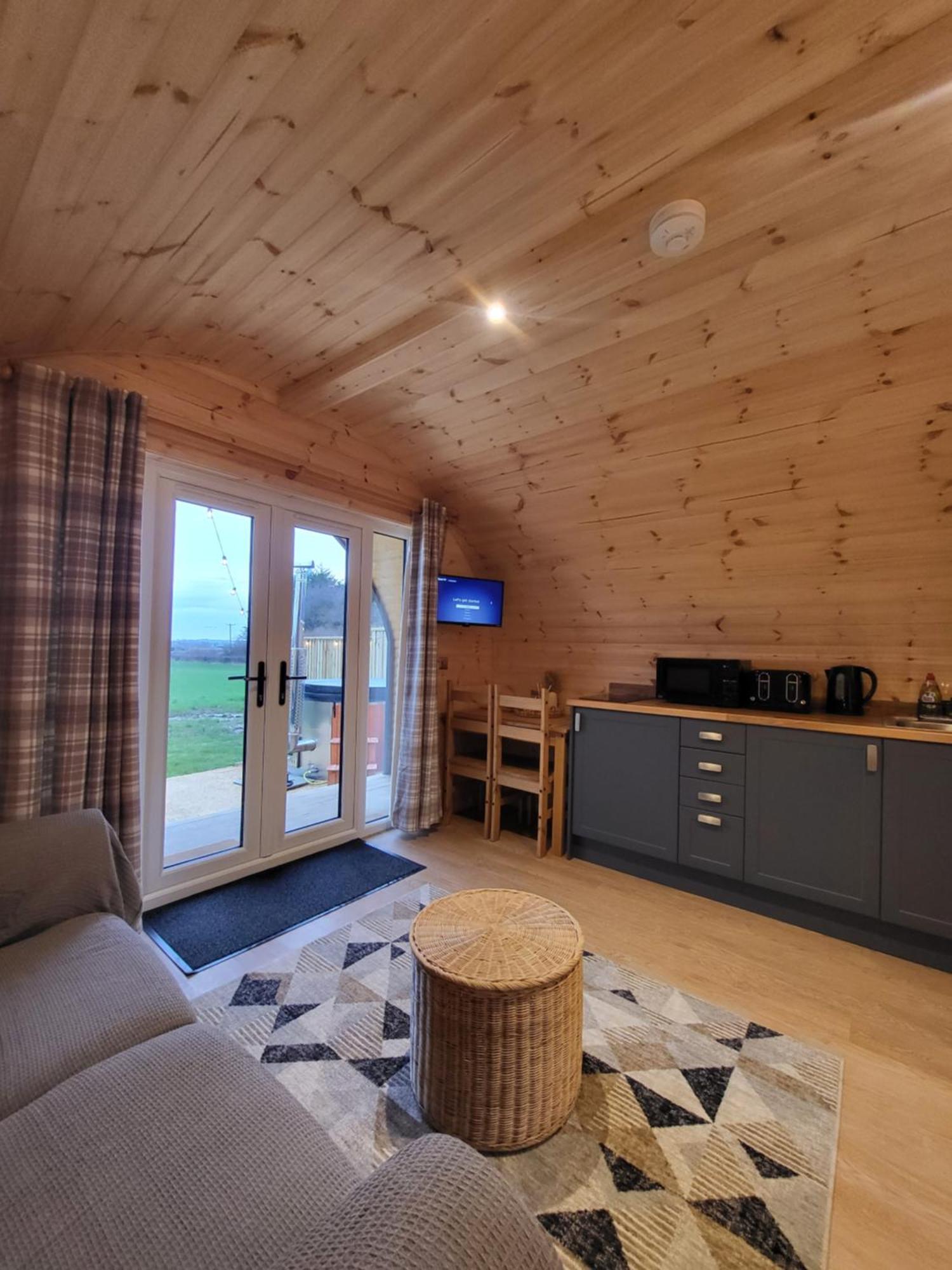 Lois' Pod With Hot Tub, Near Airport Campsite