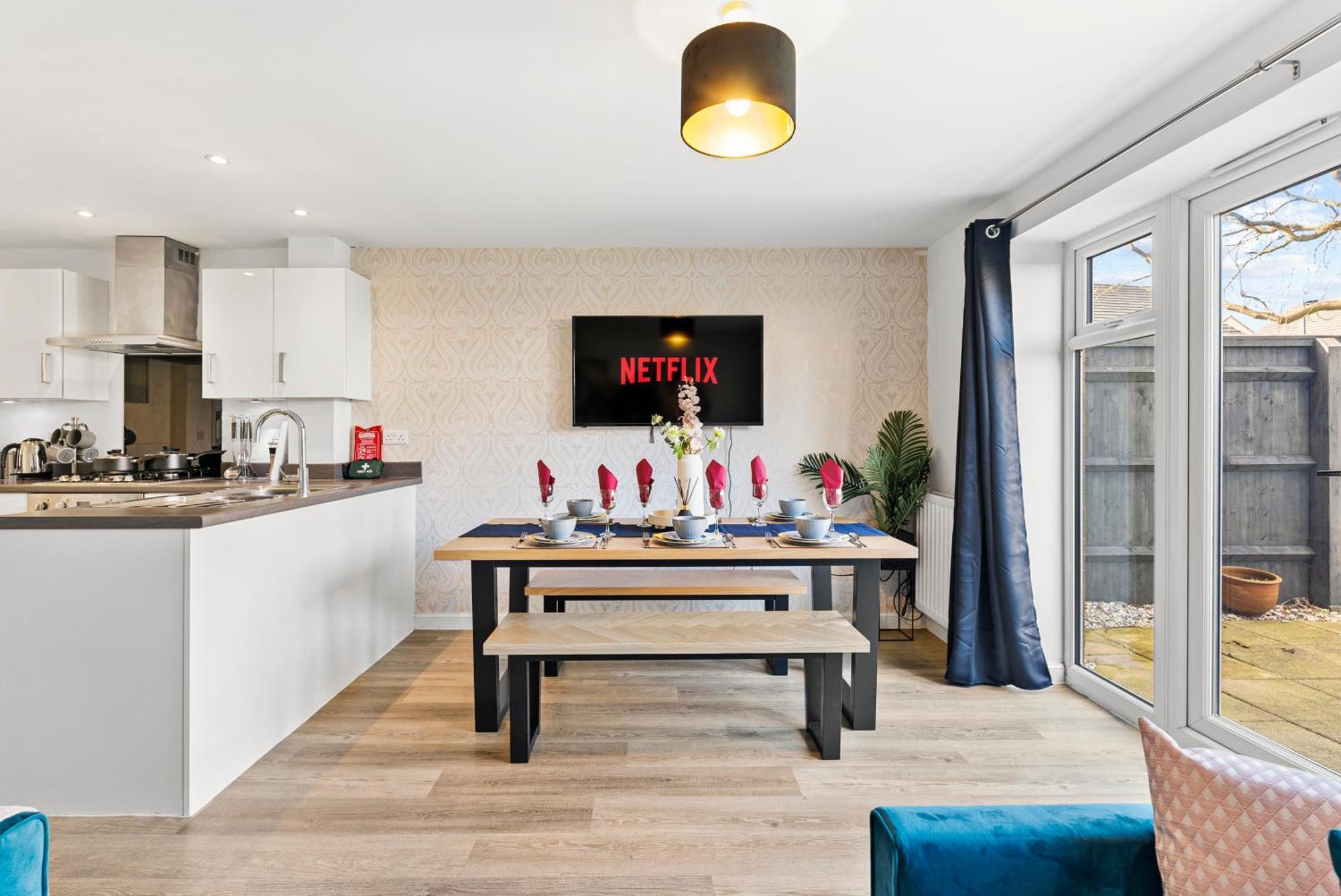 Stylish 4 Bed - Parking - Sleeps 14 Holiday home
